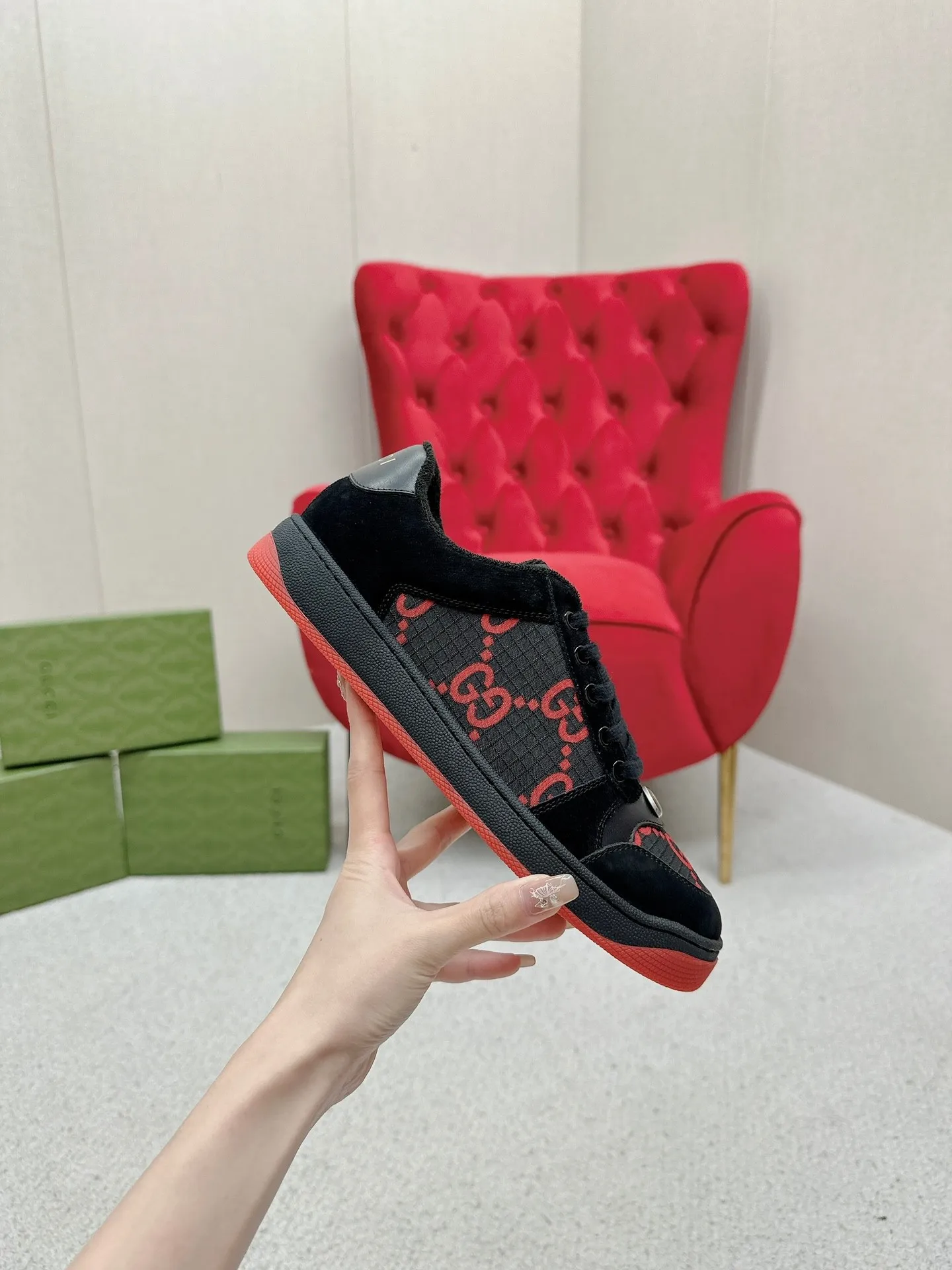 👟👟Ex-factory price 560👟👟 Men’s size +10 Gucci——purchased version GG series distressed dirty shoes-hot style is coming! 9 times out of 10 sales, you will definitely get the money. Ready stock! Spot goods! Spot goods! New colors added - the ultimate version on the market! Purchase the original version and develop it... fabric, material, outsole, and details can be compared at will! Open-mold Swarovski one-to-one replica rhinestone chain...Metal cherry pendant...Metal double G crystal cylindrical mark...Gucci original customized narrow webbing...Super flash series - flash diamond chain. The cherry decoration is detachable and can be changed into two to match with each other to show your personality. Exclusive color-brushed cowhide fabric. Hand-made distressed is very textured and has a sense of luxury! The details of the workmanship can be seen in the drawings, and no line is missed. The original terry cloth is delicate, soft and more comfortable and breathable. The privately stamped two-color original TPU outsole (lower layer is wider, upper layer is narrower). Matching packaging⭐️ Size: Female 35-40 Male 39-44 (Female 41 Male 45 customized)